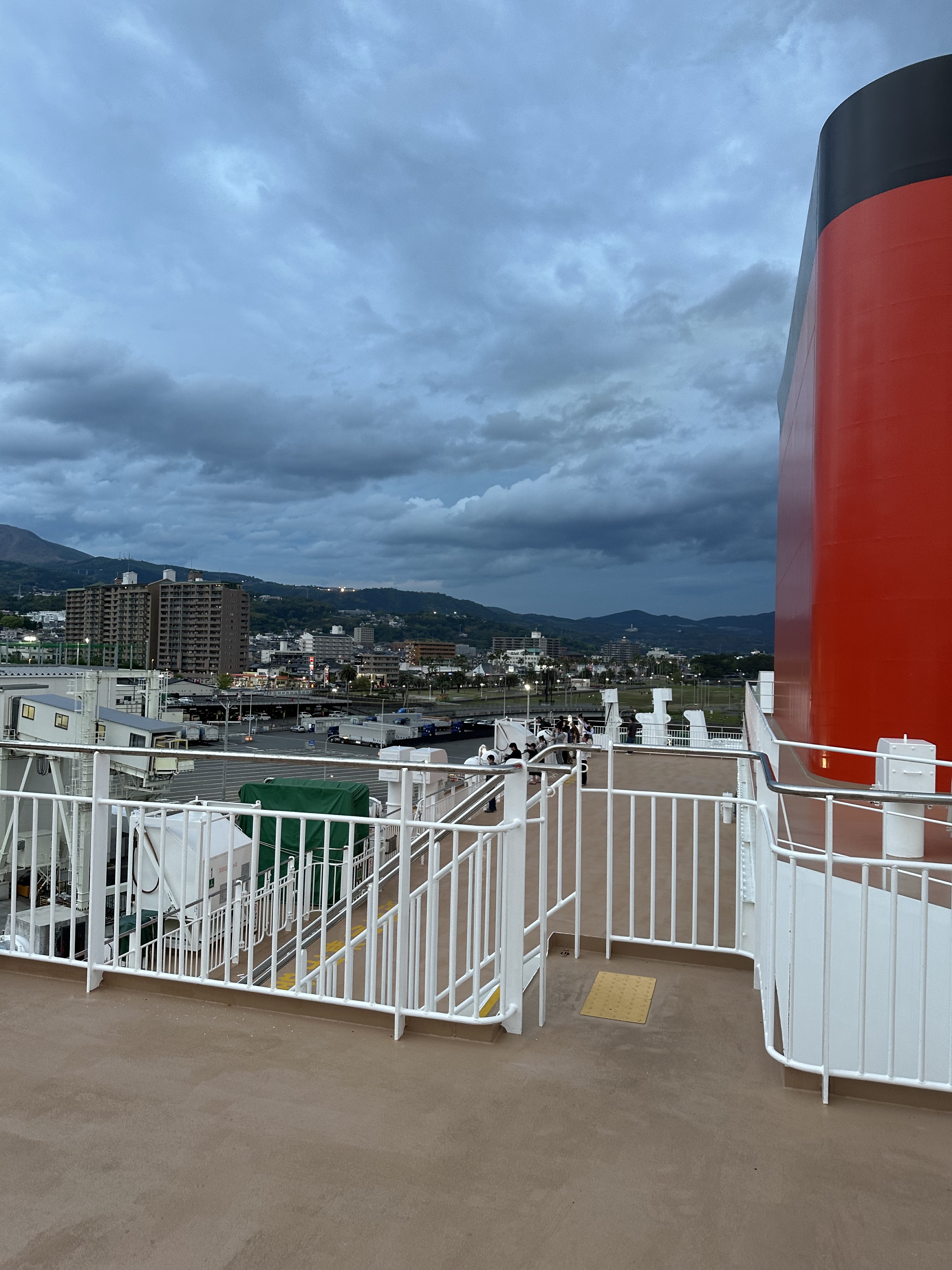 デッキから港